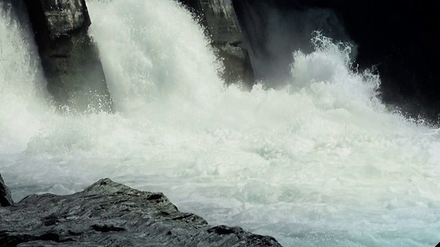 水电站上的泡沫水视频素材