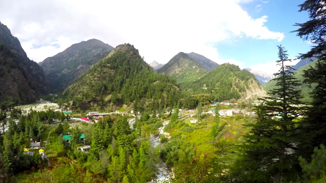 印度北阿坎德邦北卡什地区美丽的Harsil村。视频素材