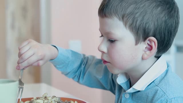 这孩子吃带肉的面条视频素材