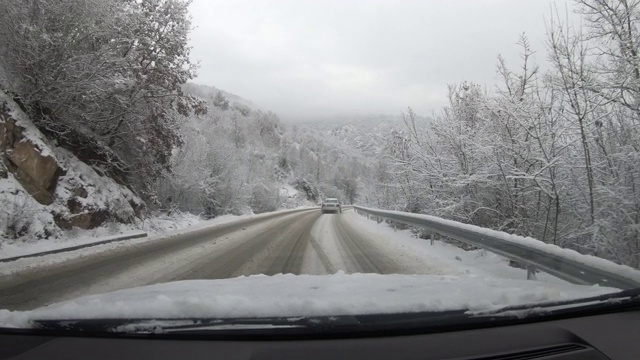 POV的观点-驾驶在高山公路与雪视频素材