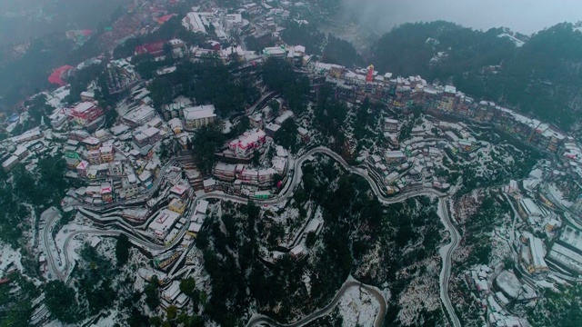 美丽的空中俯瞰穆索里的降雪，这个山站是印度北阿坎德邦最受欢迎的山站之一。视频素材