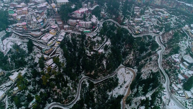 美丽的空中俯瞰穆索里的降雪，这个山站是印度北阿坎德邦最受欢迎的山站之一。视频素材