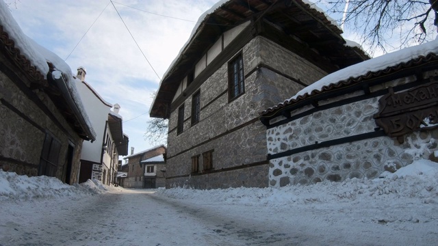 保加利亚滑雪胜地的街景，传统的房子和高雪视频素材
