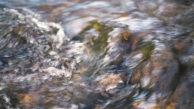 一条湍急的水流进河里视频素材