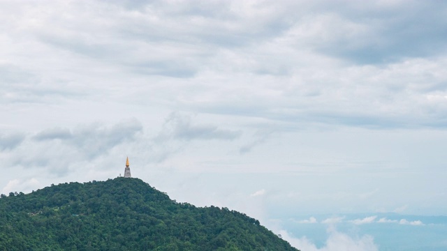 美丽的塔在热带山脉与雾流动在早晨，时间推移视频视频素材