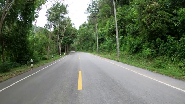 在乡村道路上驾驶视频素材