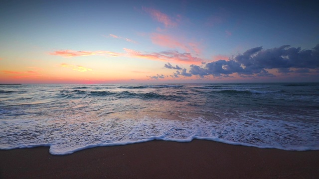 海上日出在热带异国情调的海滩海岸视频素材