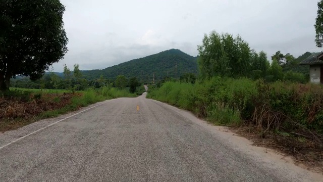 在乡村道路上驾驶视频素材