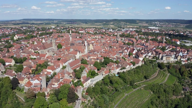 鸟瞰图的中世纪老城Rothenburg ob der Tauber，飞行。Rothenburg ob der Tauber，浪漫路，中弗兰科尼亚，弗兰科尼亚，德国巴伐利亚州。视频素材