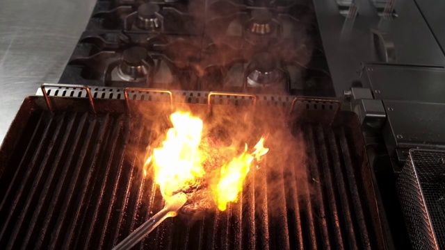 在热烤架上烹饪汉堡肉视频素材