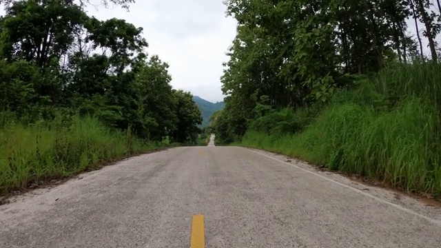 在乡村道路上驾驶视频素材