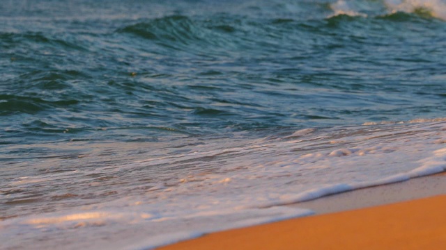 海浪拍打着沙滩的海岸视频素材