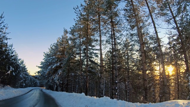 日落时分的山路，阿尔卑斯山瑞士。冬季自然背景视频素材