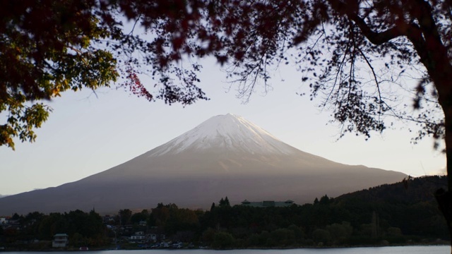 卡车继续向远处的富士山驶去视频下载