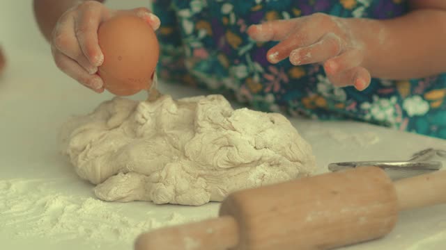 失败烹饪，孩子烹饪视频素材