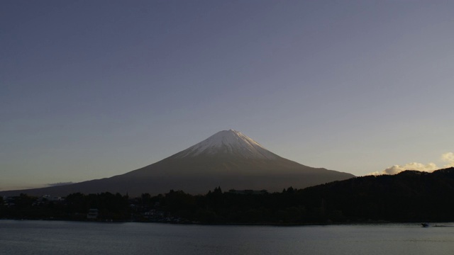 一个宁静的早晨，远处的川口湖上的富士山。视频下载