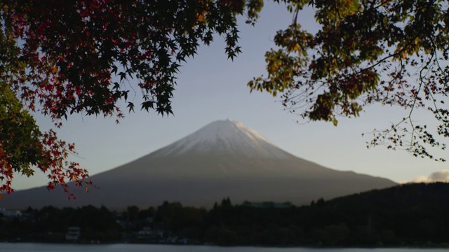 一个冬天的早晨，从川口湖可以看到富士山视频素材