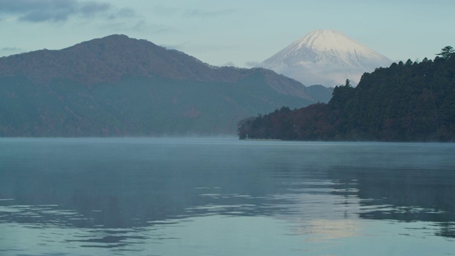 富士山俯瞰宁静的湖视频下载