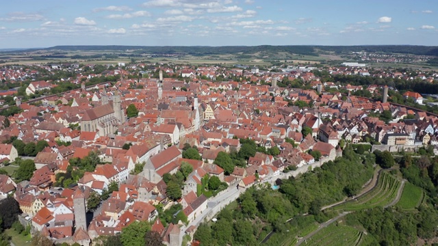 鸟瞰图的中世纪老城Rothenburg ob der Tauber，飞行。Rothenburg ob der Tauber，浪漫路，中弗兰科尼亚，弗兰科尼亚，德国巴伐利亚州。视频素材