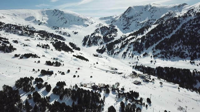 安道尔格兰德瓦利拉滑雪胜地的全景镜头。滑雪者、电梯和餐馆。广角镜头视频素材