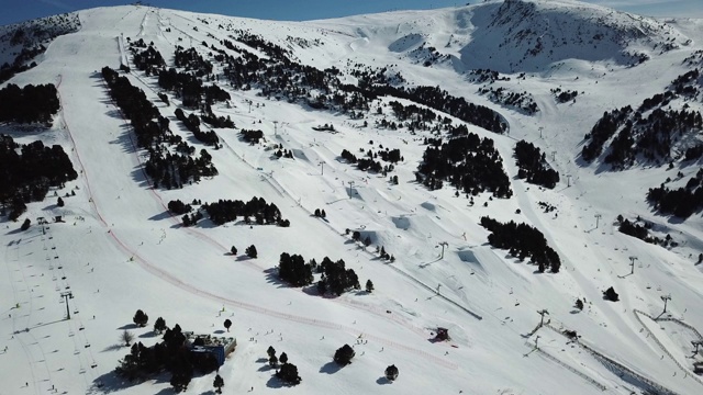 安道尔格兰德瓦利拉滑雪胜地的全景镜头。滑雪者、电梯和餐馆。广角镜头视频素材