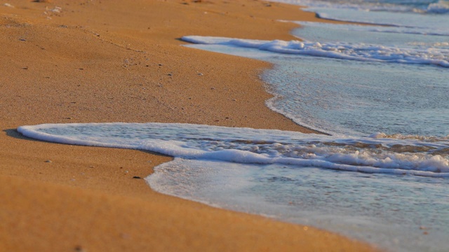 海浪拍打着沙滩的海岸视频素材