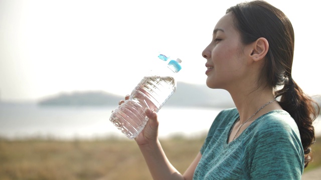 亚洲女性用智能手机跟踪她的锻炼视频素材