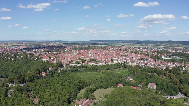 鸟瞰图的中世纪老城Rothenburg ob der Tauber，飞行。Rothenburg ob der Tauber，浪漫路，中弗兰科尼亚，弗兰科尼亚，德国巴伐利亚州。视频素材