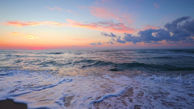 海上日出在热带异国情调的海滩海岸视频素材