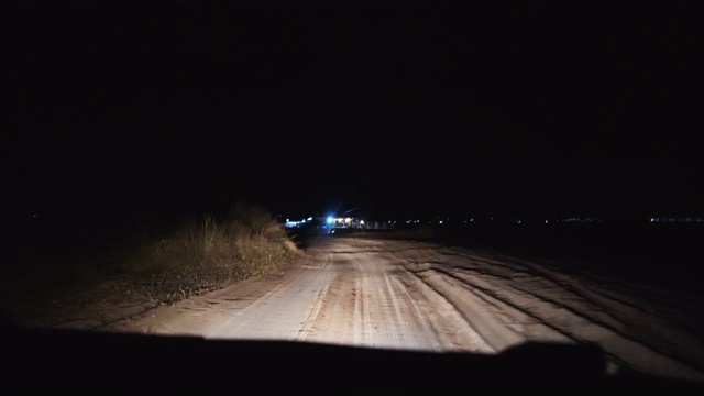 傍晚驾车观沿着海滩的乡村道路视频素材