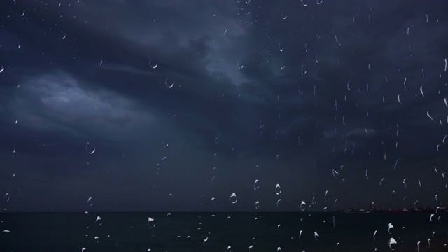 在海上的夜空中闪电。窗外的景色。视频素材