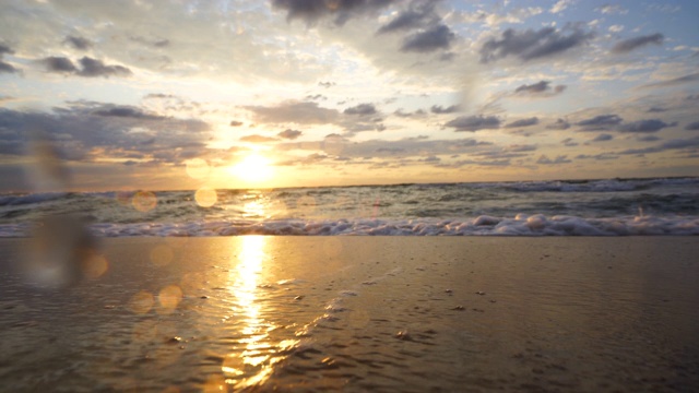 海上日出在热带异国情调的海滩海岸视频素材