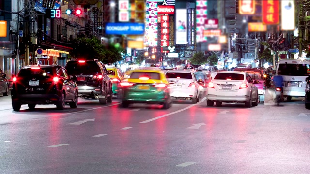 4k时间流逝，夜间交通道路和许多人在Yaowarat唐人街，泰国曼谷。视频素材