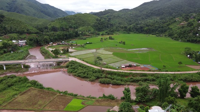 雾天无人机鸟瞰乡村山村的河流和稻田视频素材