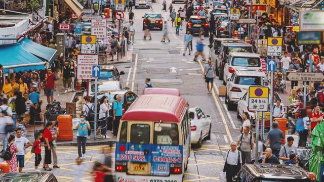 游客在香港九龙旺角的花园跳蚤市场散步和购物视频素材