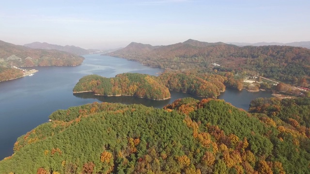 韩国忠清北道清南台总统别墅/清州寺附近的金江江秋景视频素材