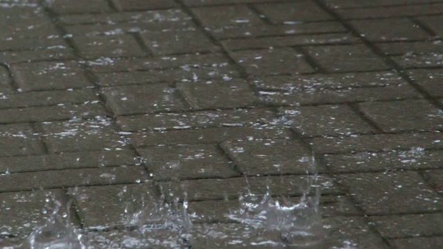 雨水打在人行道瓷砖上视频素材