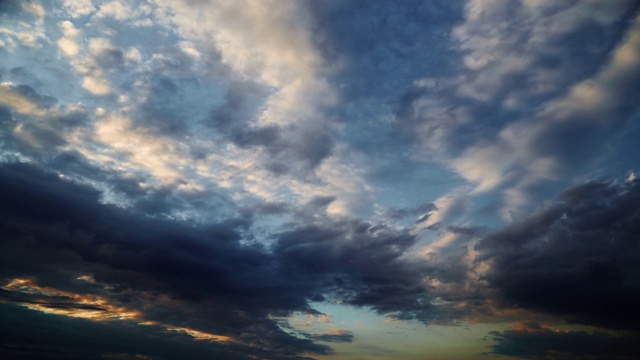 黑暗的暴风雨天空的时间流逝视频素材