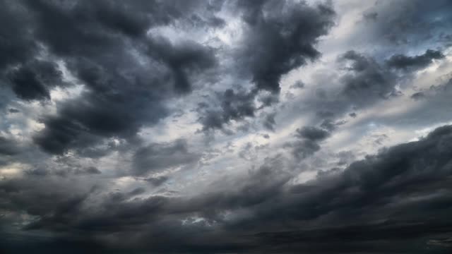 黑暗的暴风雨天空的时间流逝视频素材