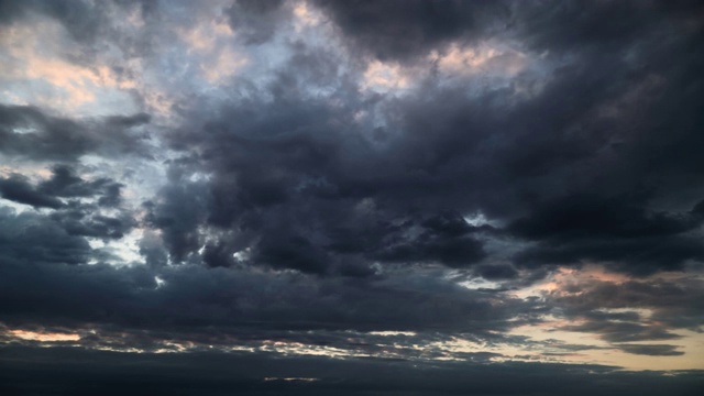 黑暗的暴风雨天空的时间流逝视频素材