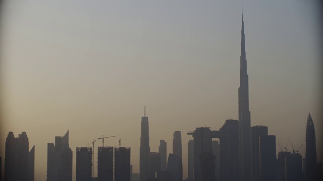 迪拜哈利法塔(Burj Khalifa)上温和的日出视频素材