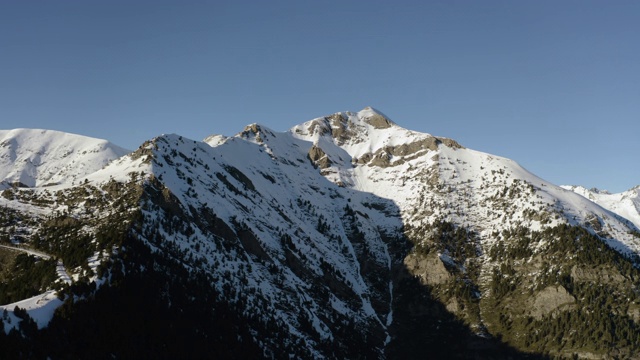 鸟瞰图雪山的顶峰在Perynees，安道尔视频素材