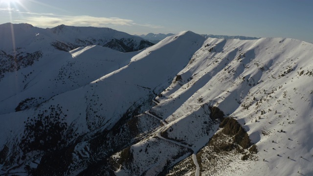 安道尔比利牛斯山的雪山蛇视频素材