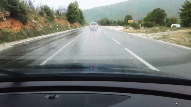 雨天驾驶湿山公路视频素材