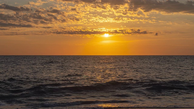 太阳在海上升起视频素材