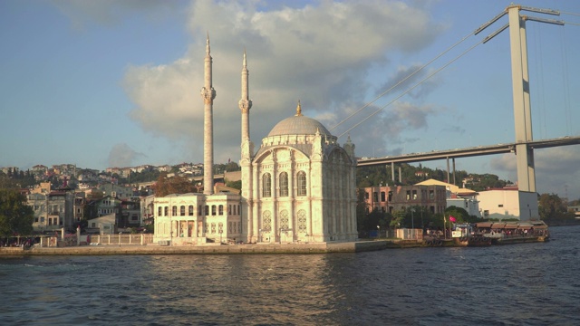 游览景点:Ortaköy清真寺、7月15日殉道者桥或伊斯坦布尔博斯普鲁斯桥，沿河而行，落日余辉下，乘船游览，金色号角。视频素材