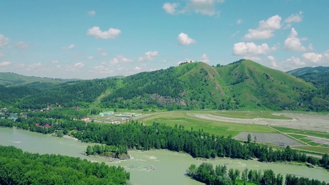 空中:在多云的天空下飞过高山和森林视频素材