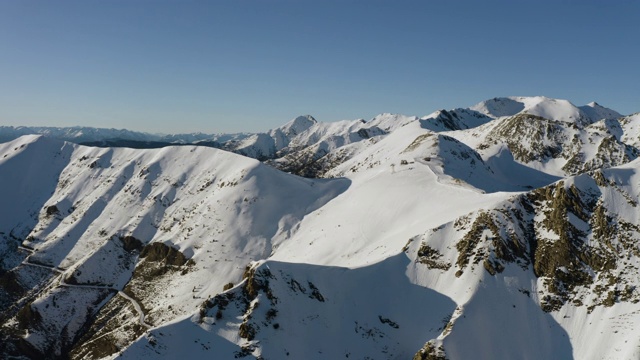 飞过法国和安道尔之间白雪皑皑的比利牛斯山脉视频素材