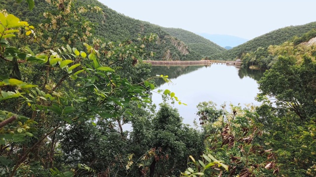 堰塞湖大坝被淹没以发电。在平静的水面上，天空的巨大倒影视频素材