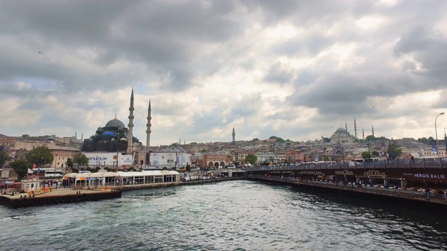 鸟瞰图加拉塔桥和Yeni Camii(新清真寺)在伊斯坦布尔，土耳其视频素材